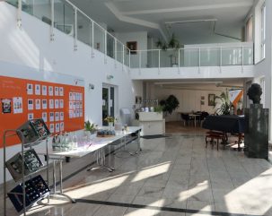 zentraler Bereich mit Getränketischen